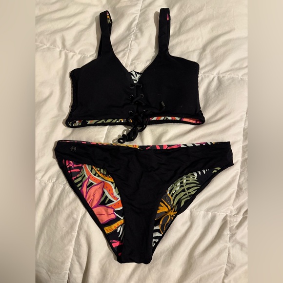 Maaji Reversible Bikini Set with Vibrant Tropical pattern - Picture 7 of 7